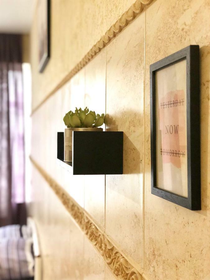 Modern Aparthotel Near Metro Pecherska Киев Екстериор снимка