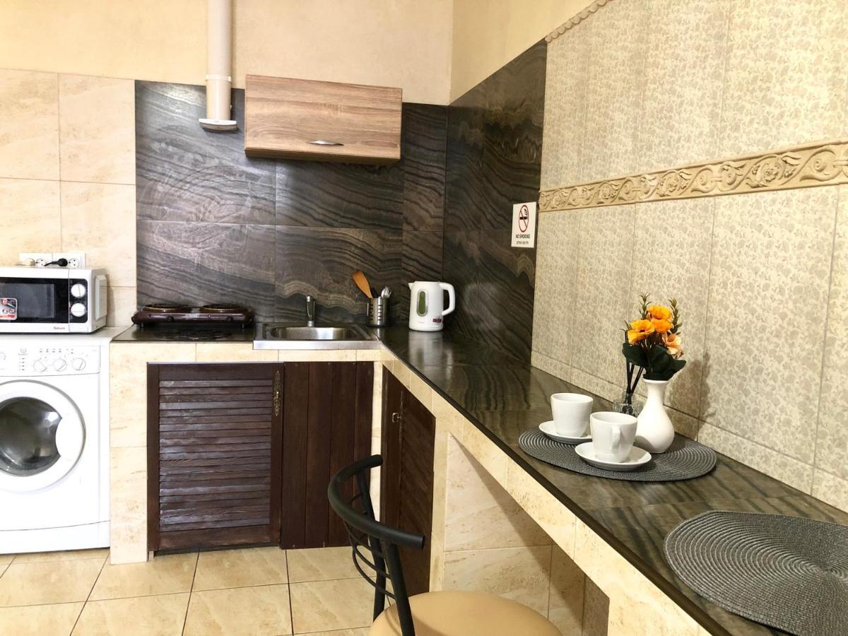Modern Aparthotel Near Metro Pecherska Киев Екстериор снимка