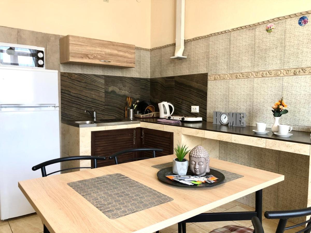 Modern Aparthotel Near Metro Pecherska Киев Екстериор снимка