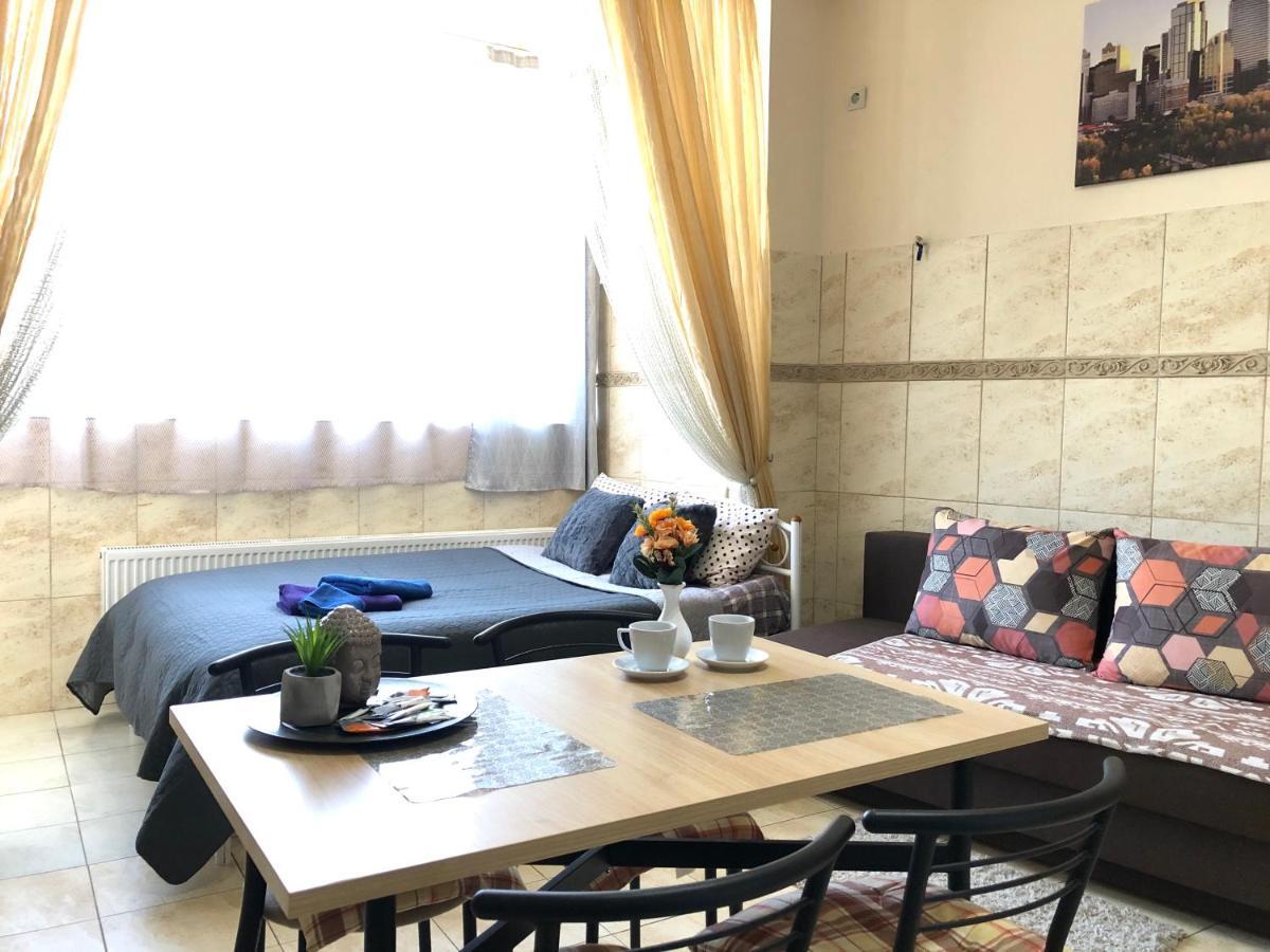 Modern Aparthotel Near Metro Pecherska Киев Екстериор снимка