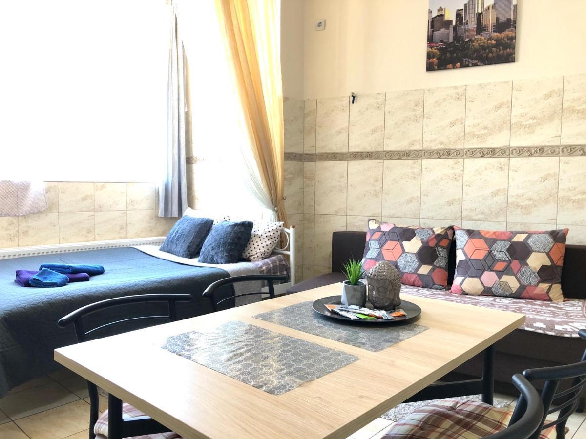 Modern Aparthotel Near Metro Pecherska Киев Екстериор снимка