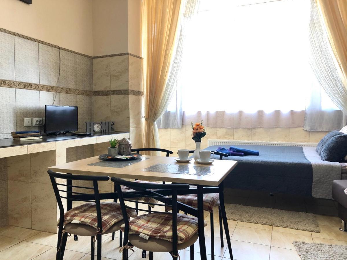 Modern Aparthotel Near Metro Pecherska Киев Екстериор снимка